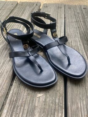 ✨ MICHAEL KORS- T-Strap Thong Black Sandals w/ Gold Hardware✨